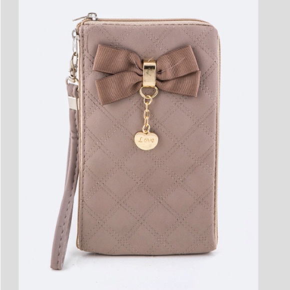 Boutique Handbags - LAST ONE!! Beige quilted wristlet