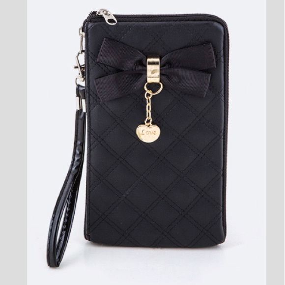Boutique Handbags - Black quilted wristlet