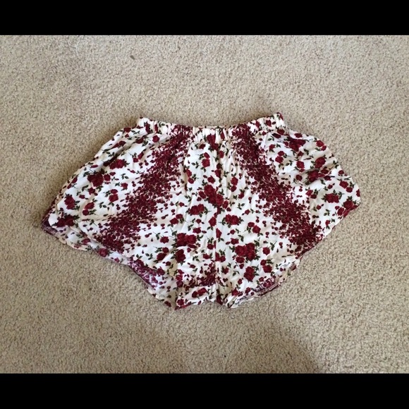 BRANDY MELVILLE FLORAL EVE SHORTS.