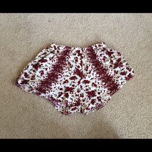 BRANDY MELVILLE FLORAL EVE SHORTS.