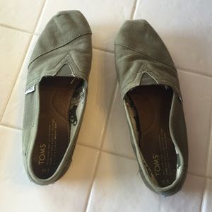 Used women's toms size 9.