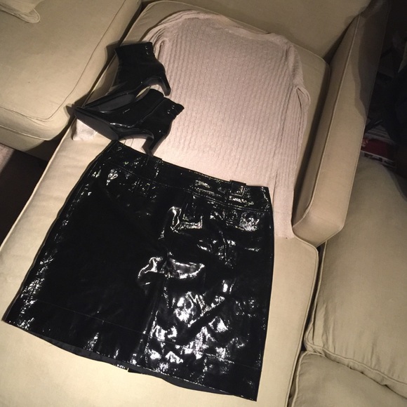 Carlisle genuine patent leather midi skirt Size18
