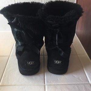 Used black Bailey bow uggs