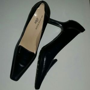 AK Anne Klein iflex Navy Heels