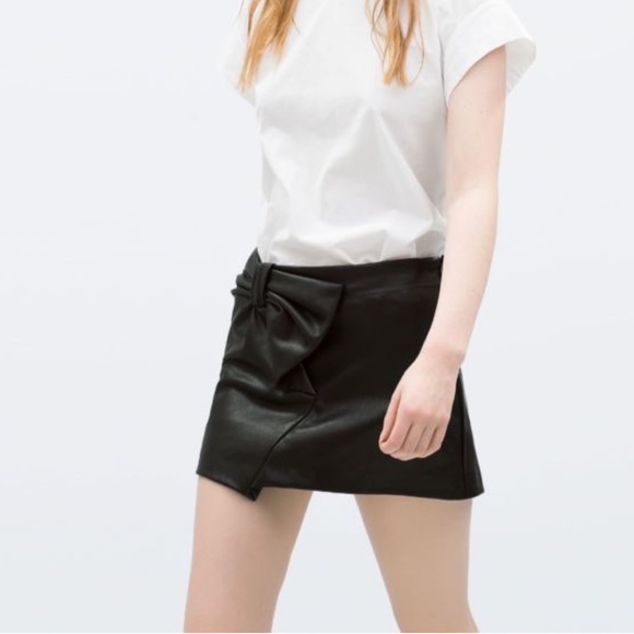 Zara bow front faux leather skirt