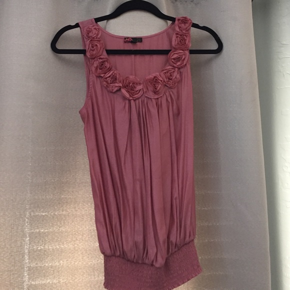 **sold** Super cute tank w/ fabric flowers around