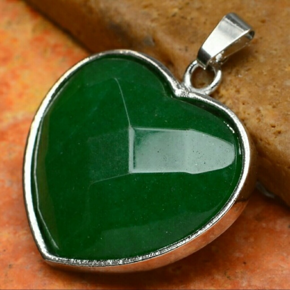 Jewelry - Green stone heart