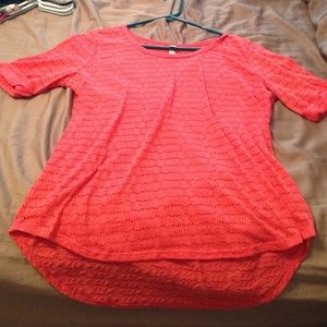 High low,quarter length sleeve,crew neck shirt!