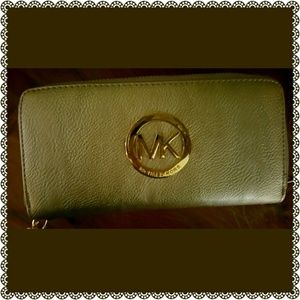 Mk doble zipper wallet.