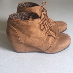 Suede wedge booty