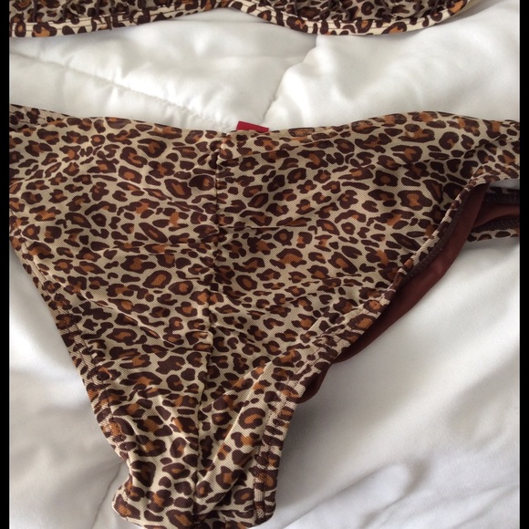 Itsy-bitsy bikini 👙 - Picture 3 of 3