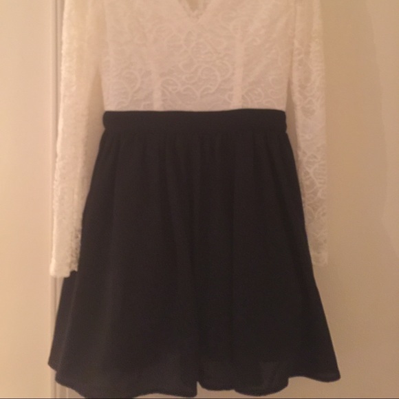 Black & white v-neck lace dress. - Picture 2 of 2
