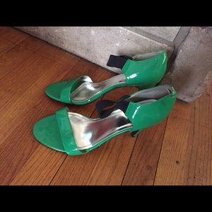 Green and black pumps