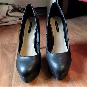 NWOT Black Platform Pumps