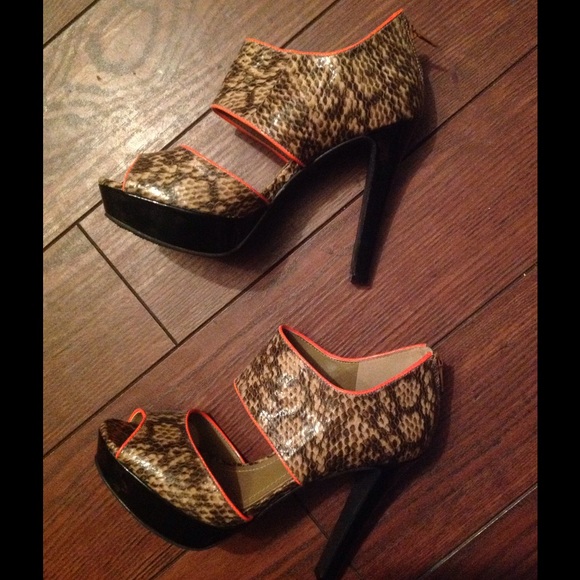 BCBG Shoes - BCBG Pumps 6!