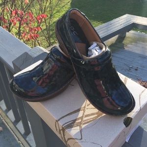 B.O.C. By Born Peggy Slip On Navy Tortoishell