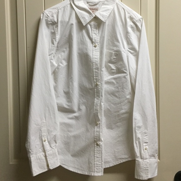White button download sleeve shirt
