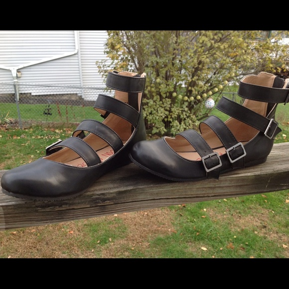 🚨SALE🚨London Rebel gladiator shoes NWOT - Picture 1 of 4