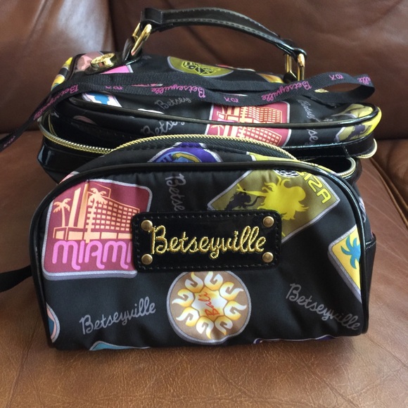 NWOT Betsey Johnson Betseyville 2pc cosmetic bag
