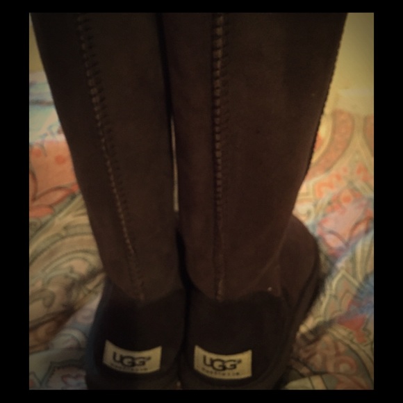 Woman's uggs size 6! Almost new chocolate brown