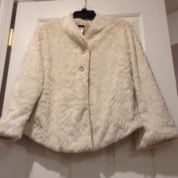 Beautiful Patagonia cream colored jacket - Picture 2 of 4