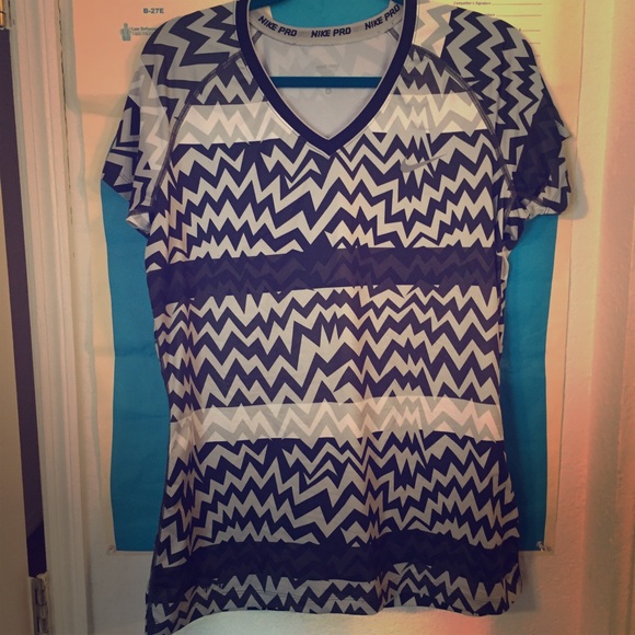 Nike pro workout top