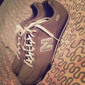 New Balance 442