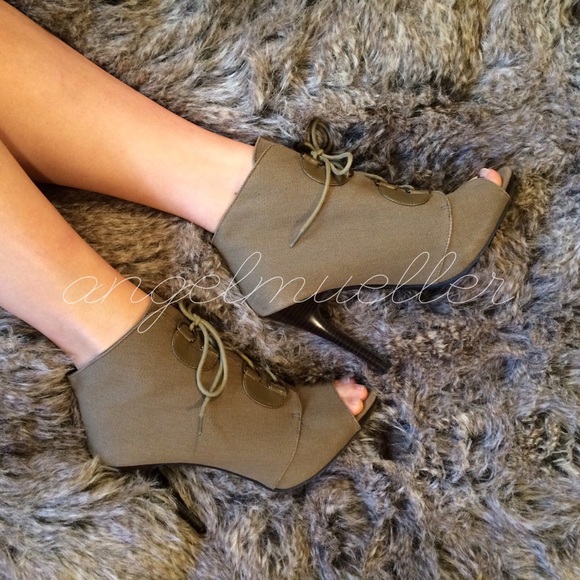 Elle Shoes - 🆕 Green peep toe lace booties