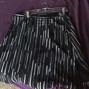 NY&Co skirt. Size L. Black, gray.