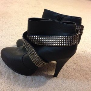 Black heeled boots