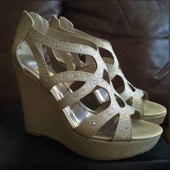 Gold detailed dressy wedges
