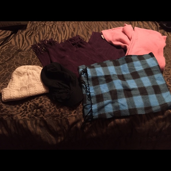 Two hats and three scarfs - Picture 1 of 1