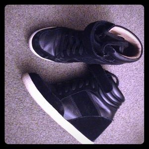 Womens size 7 Zigisoho sneakers!