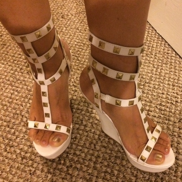 White high heels - Picture 3 of 4