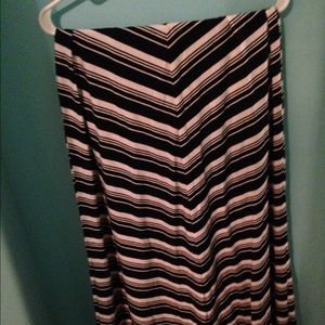 Black & white maxi skirt! 🎀💗