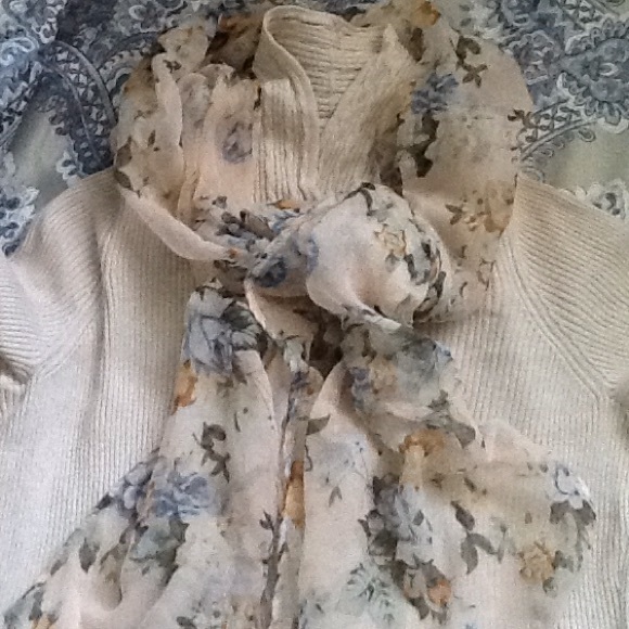 🎉HP🎉. Delicate  floral scarf
