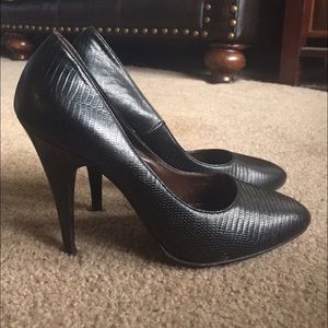 Bruno Magli Black Sz9 Leather Embossed 4inch Heels