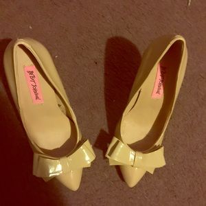 Betsey Johnson Shoes Size: 6 1/2