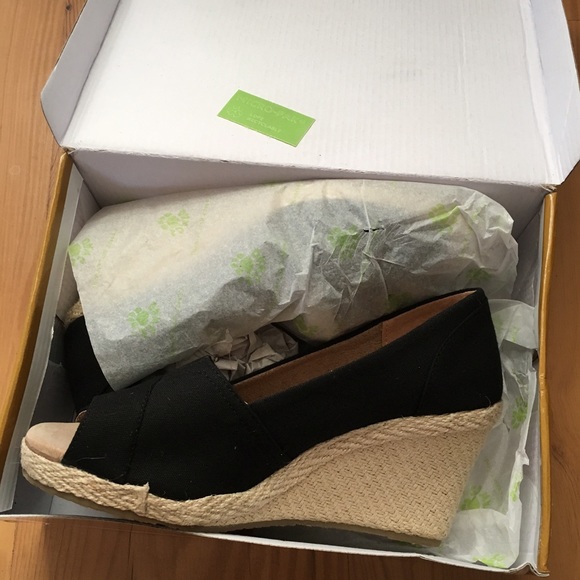 Black wedges