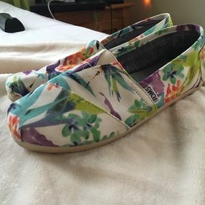 Beautiful flower Tom shoes!