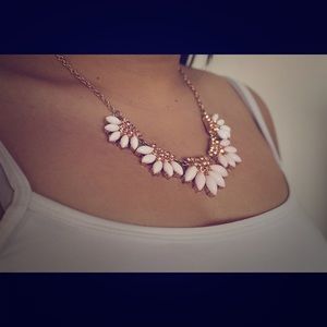 Semi-flower patterned necklace