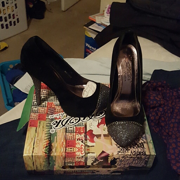 SHOES - Picture 1 of 1