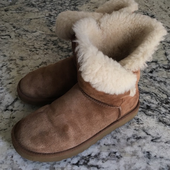 UGG Shoes - UGG BAILEY BUTTON WOMENS 7 8 CHESTNUT BOOTS UGGS