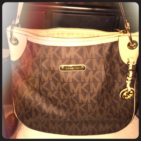 Michael Kors Handbags - Michael Kors Jet Set Large convertible bag