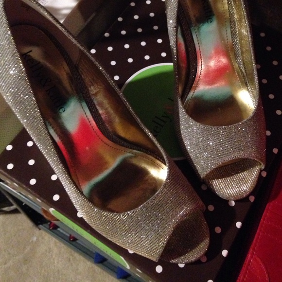 Gold fabric dressy wedges