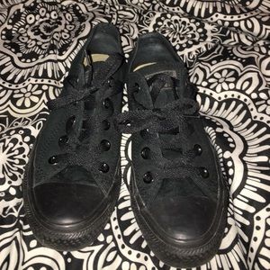 ALL BLACK LOW TOP CONVERSE