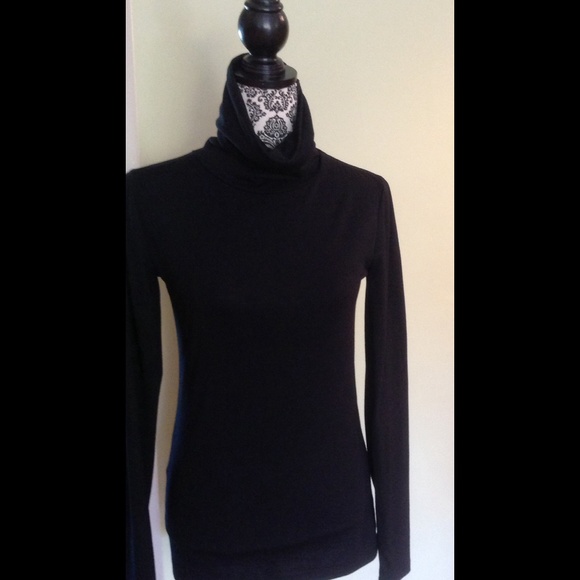Black long sleeve jersey material shirt