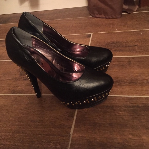 Black pumps