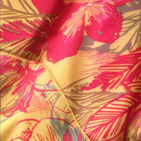 Rue 21 Hawaiian Sleeveless Top - Picture 3 of 3