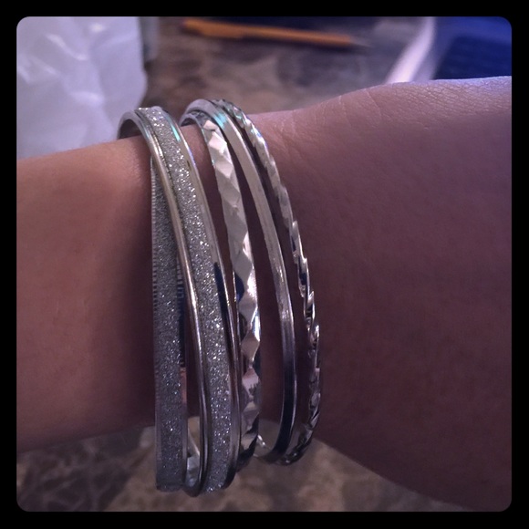 Set of 5 bangle bracelts